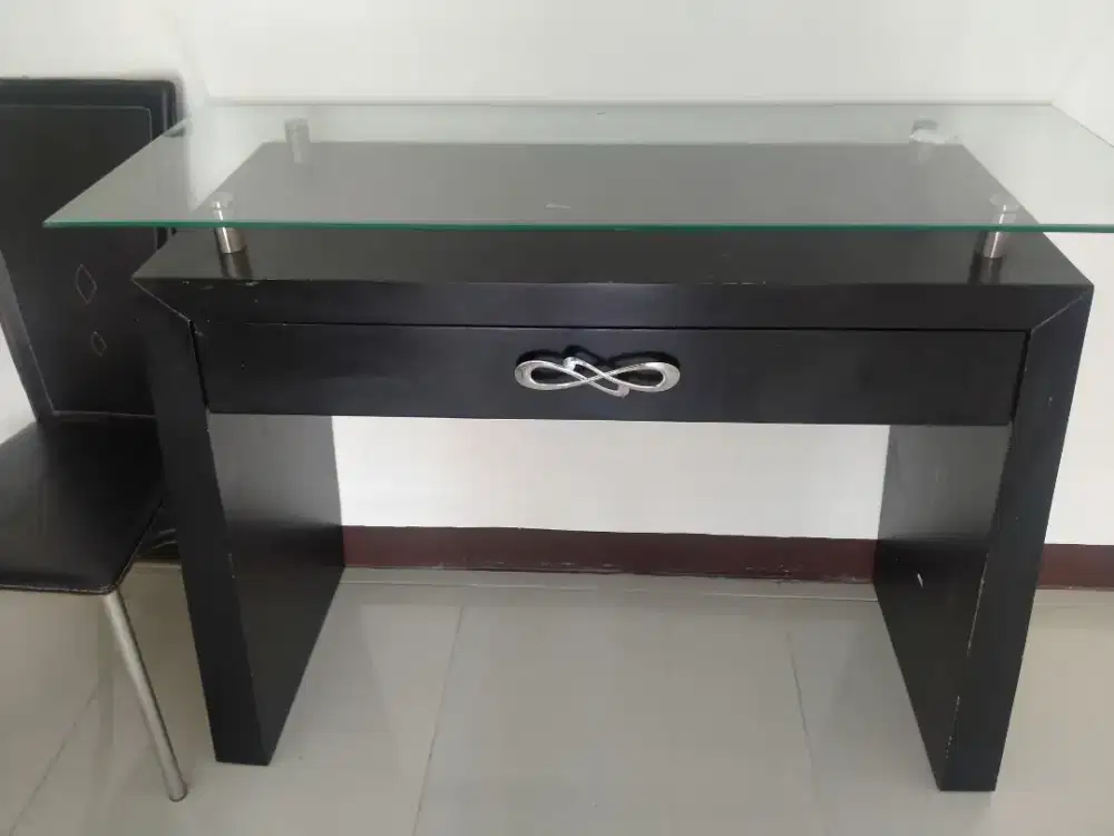 Meja konsul mulus murmer