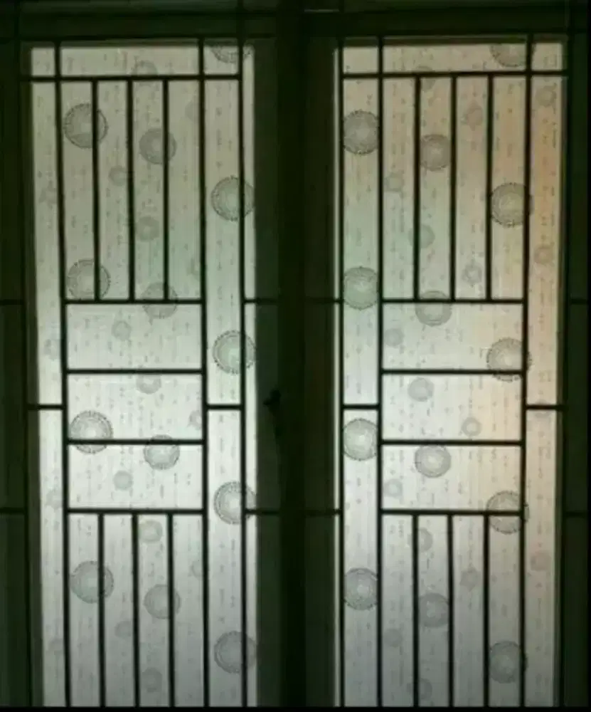 Merubahkaca kamar tidur lebih klasik dengan stiker sanblas kaca film