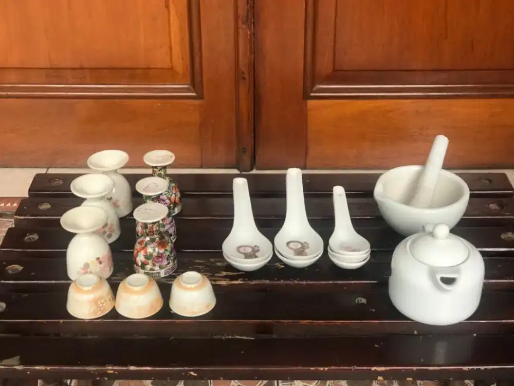 Perlengkapan makan keramik