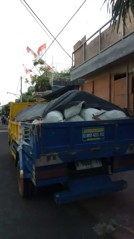 Truk angkut  puing area tanah kusir