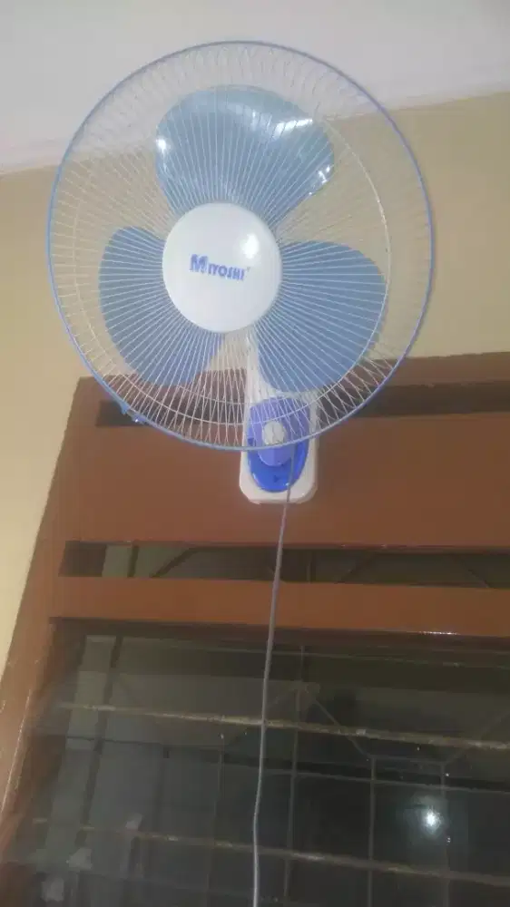 Barang bekas dipakai kipas angin fan gantung di dinding ditembok rumah