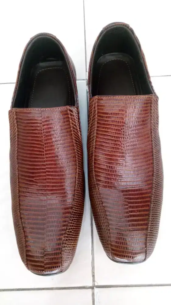 Sepatu kulit istimewa