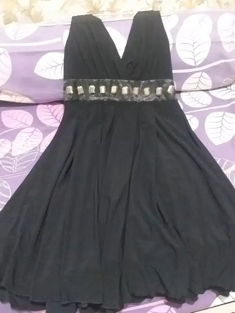 Di jual dress hitam , midi dress