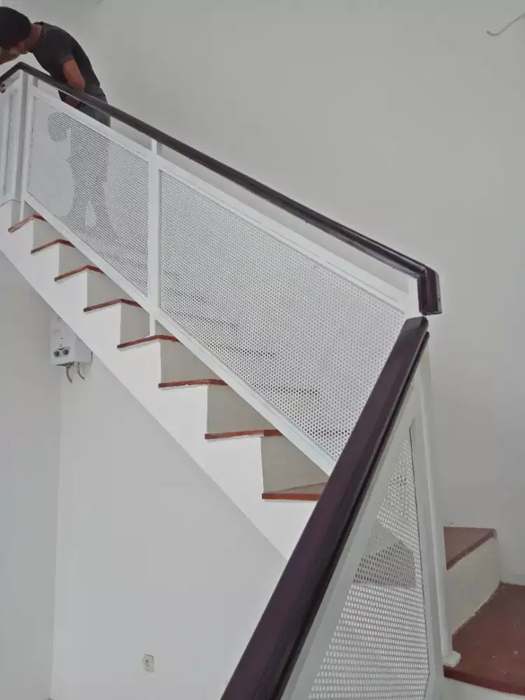 Pagar balkon railing tangga plat bolong pegangan kayu