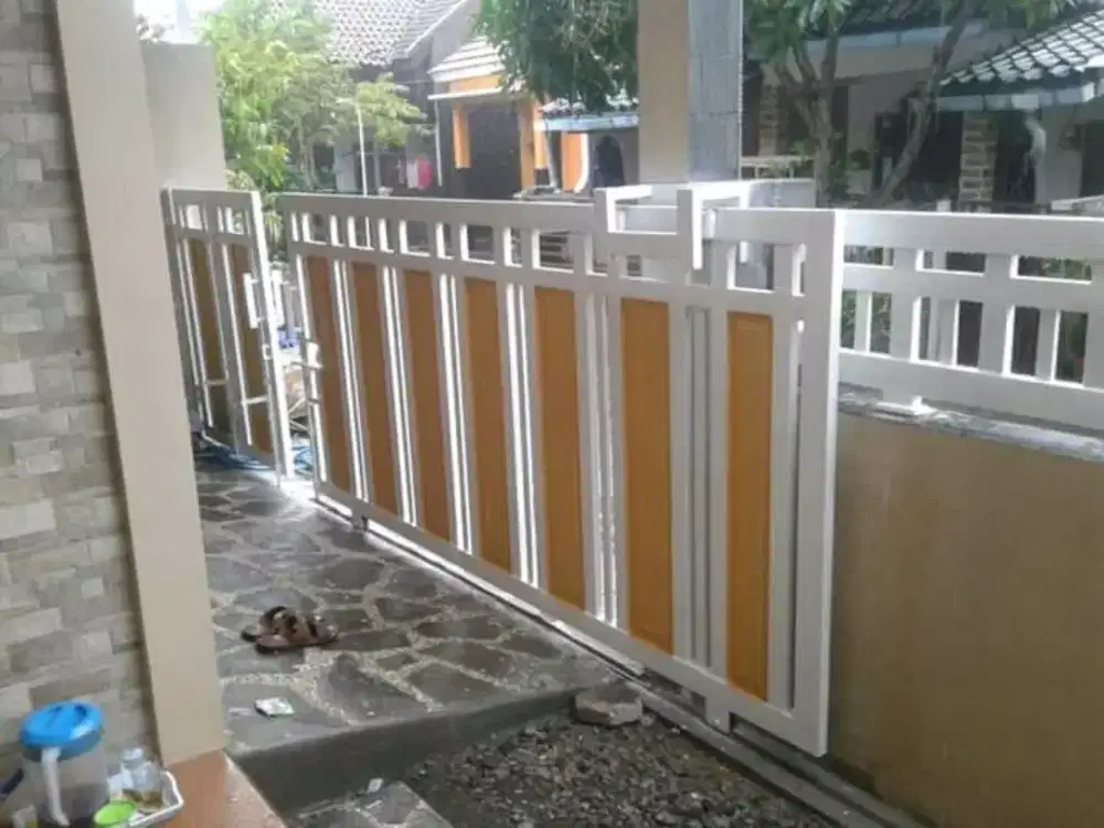 Pintu pagar motif kayu