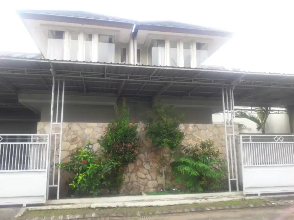 Dijual 2 rumah/2 SHM lantai gandeng full furniture, ac dll lebar 18x20