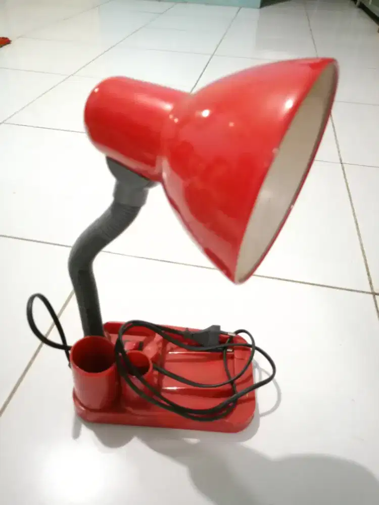 Lampu belajar dengan tempat pulpennya