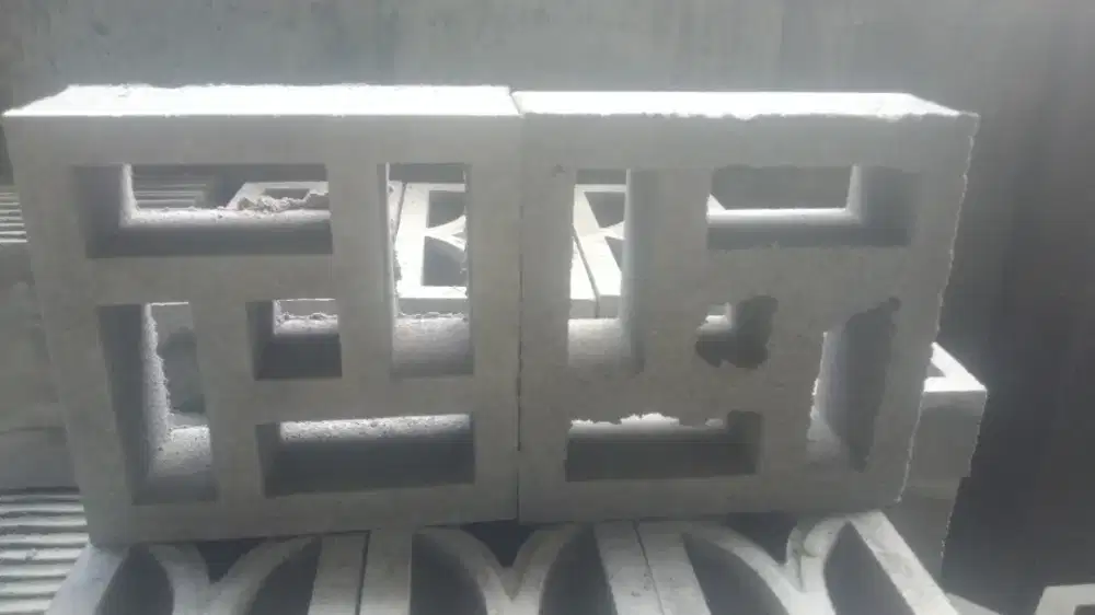 Roster Minimalis bahan beton dan bahan gravel