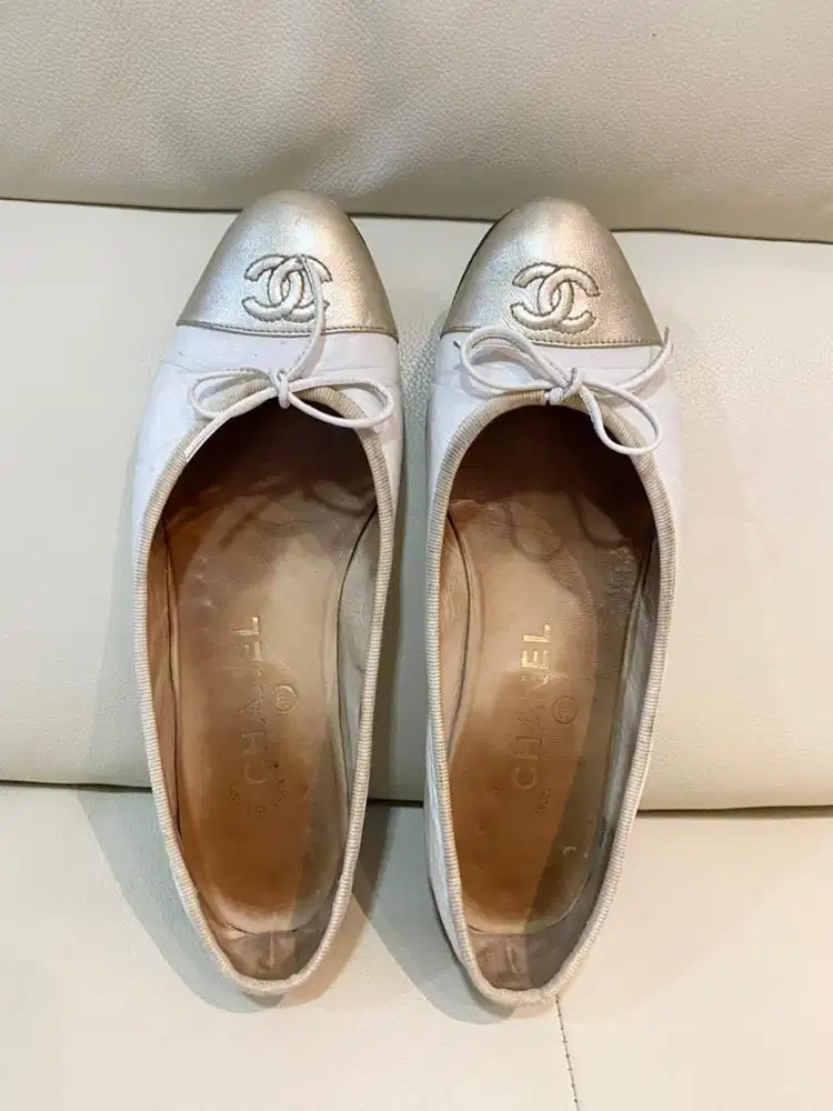Sepatu Chanel flat shoes ballerina white gold