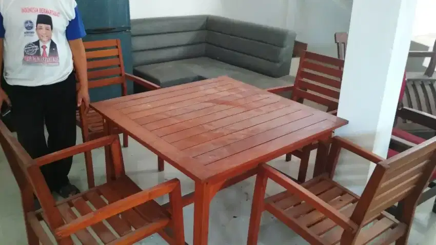 Meja dan kursi kayu 1 set