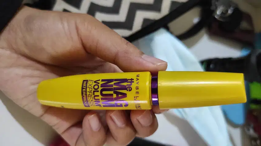 Maskara maybelline the magnum kuning