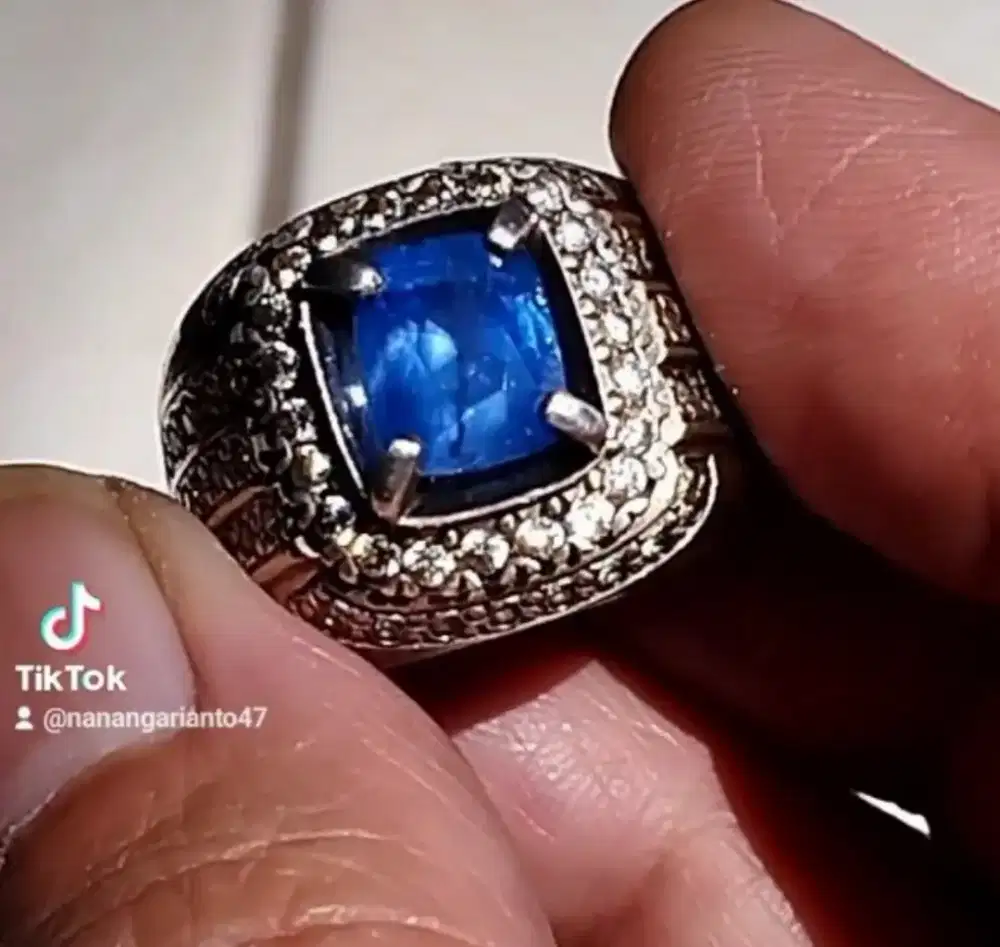 Blue sapphire corundum