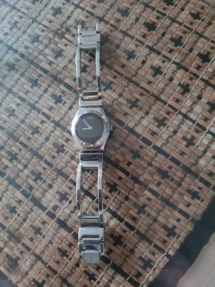 Jam tangan wanita swatch classic