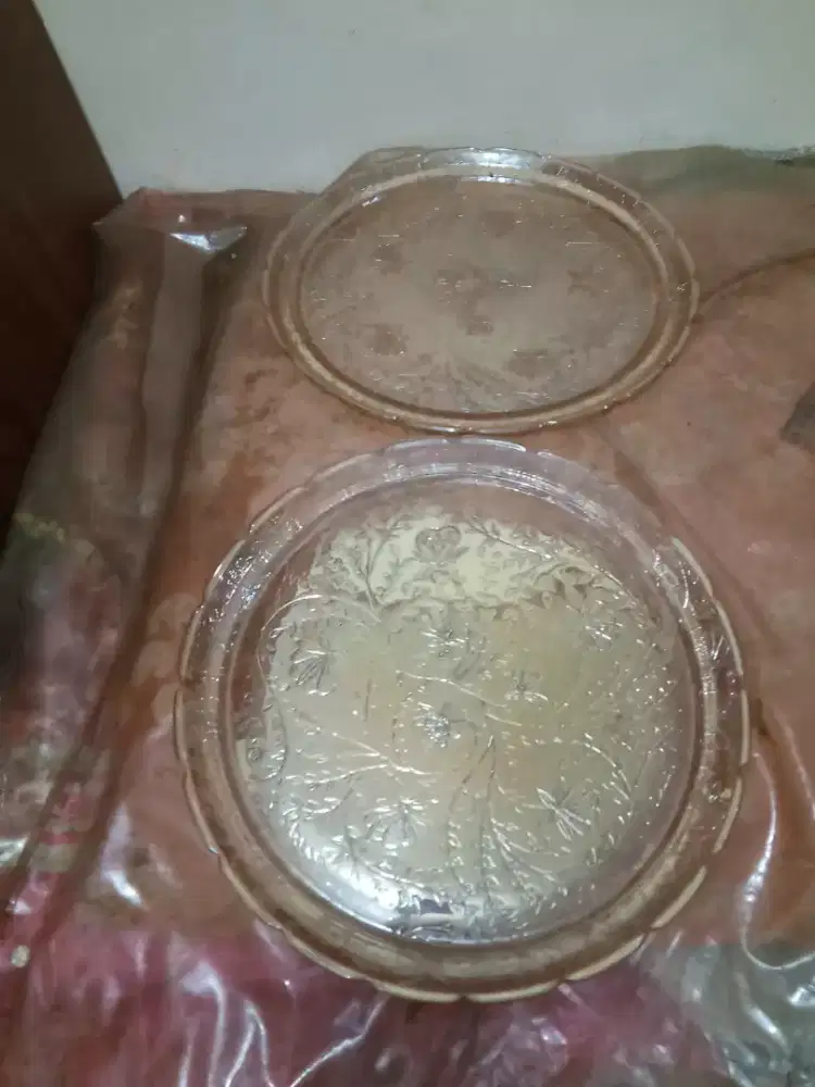 2 piring kaca antik motif ukir bunga, dedaunan & kupu3