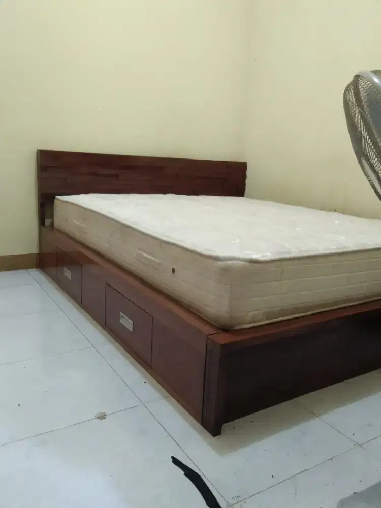 Dipan tempat tidur minimalis