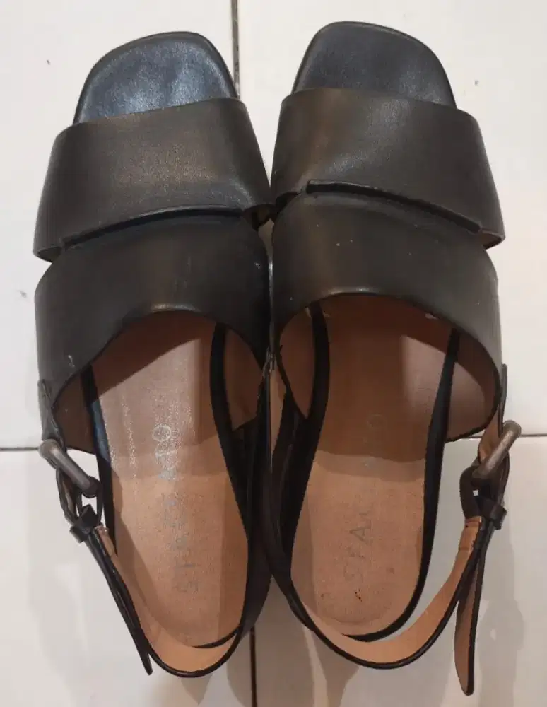 Sepatu sandal Staccato