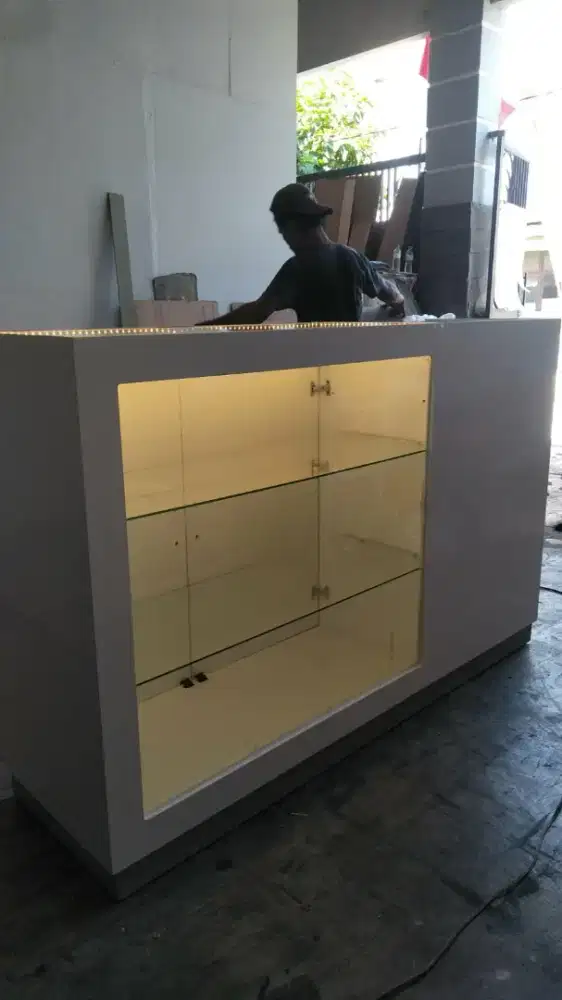 Meja kasir Ukuran : 170x50x100cm