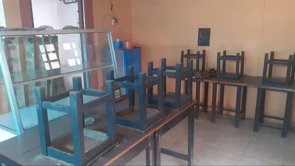 Dibeli borongan meja warung bekas cafe/warmindo