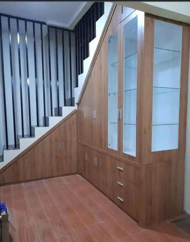 Pajangan ruangan bawah tangga