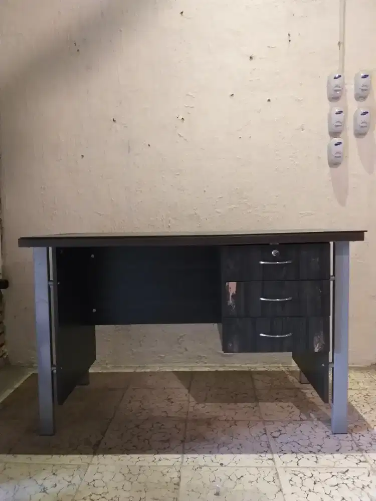 Meja kantor / meja belajar