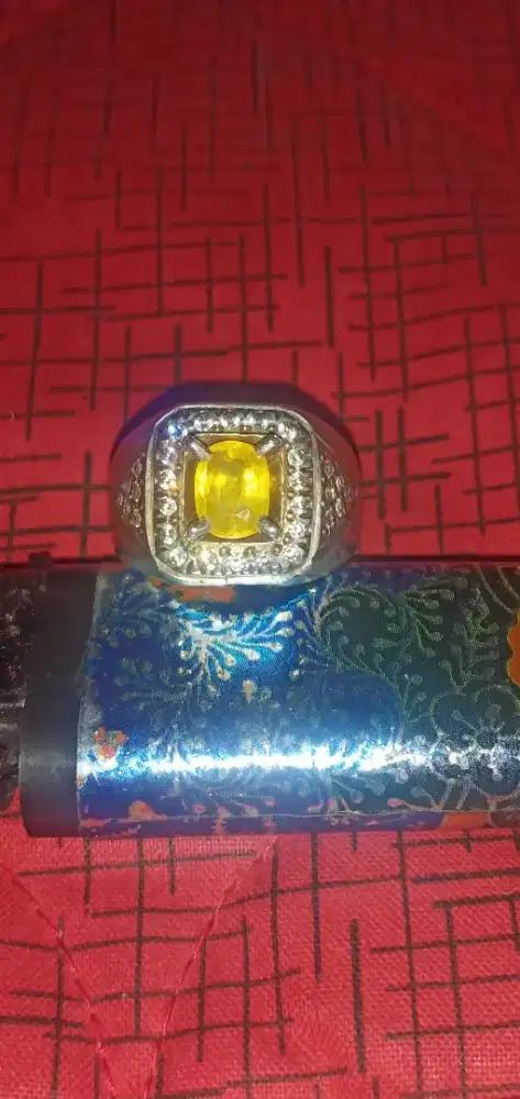 Yellow sapphire canary