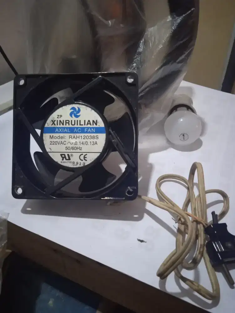 Kipas angin warna hitaam