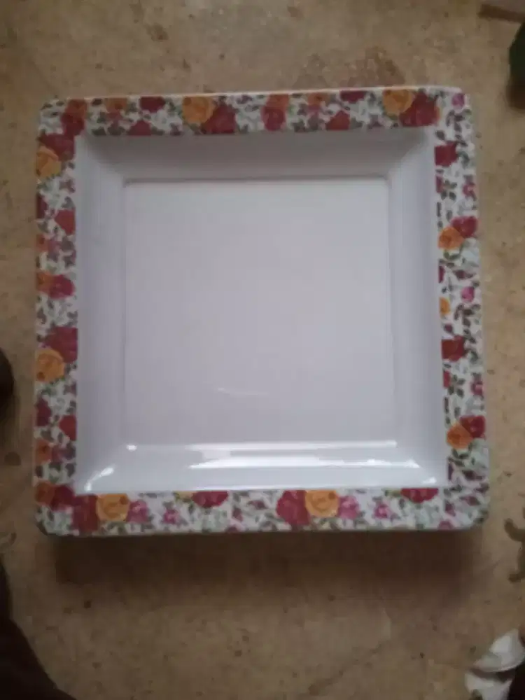 Piring saji motif cantik Dipinggir. vintage