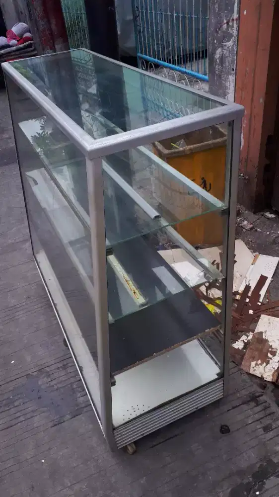 Etalase kaca,uk 35x45x105x110cm cocok utk wrg sembako dll mls ada roda