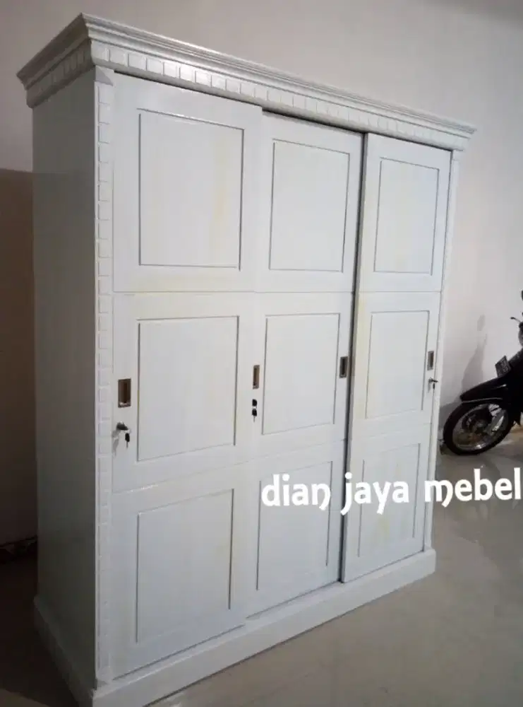 Lemari jati cat putih