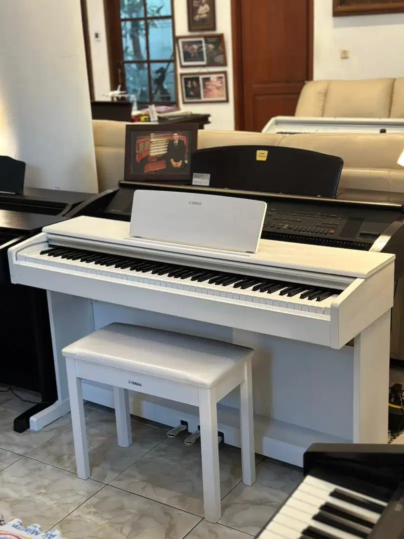 Yamaha Arius YDP-144 White Piano Digital Clavinova Electone DGX