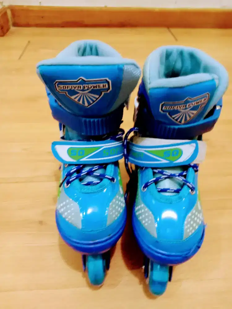 Sepatu roda dengan 4 roda.original