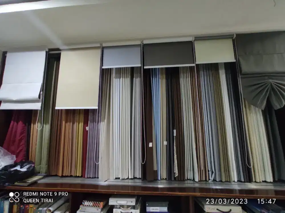 Tirai roller blind dimout