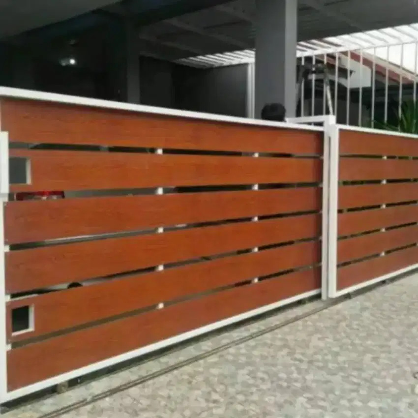 Pagar gerbang motif kayu