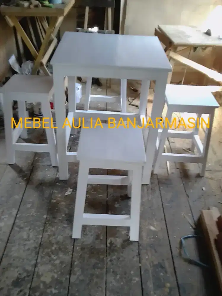 set meja kafe putih