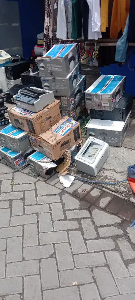 Dibeli komputer bekas rusak .