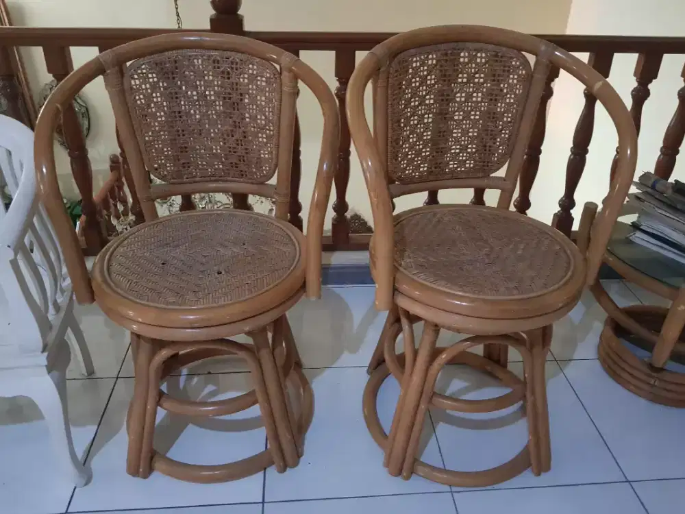 2 kursi rotan jadul
