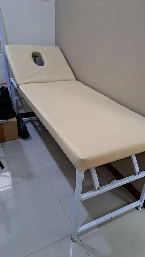 Ranjang untuk facial dan massage