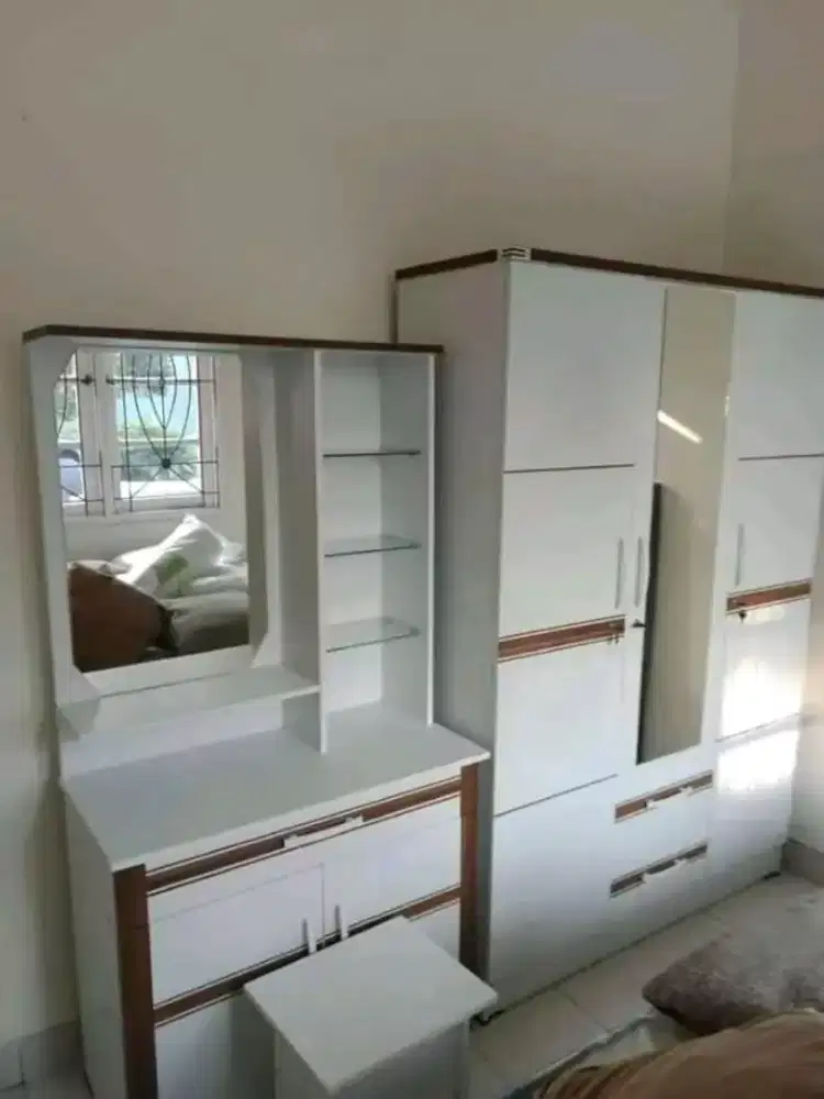 Sepaket lemari pintu 3 dan tolet meja rias