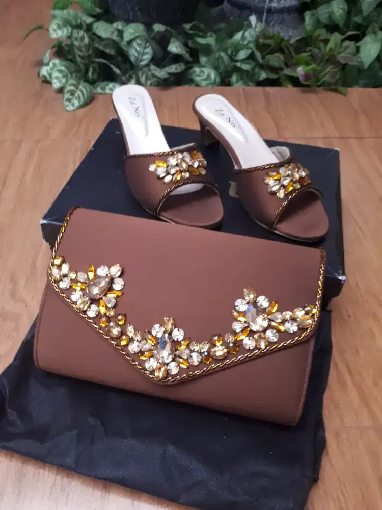 Tas dan sandal pesta