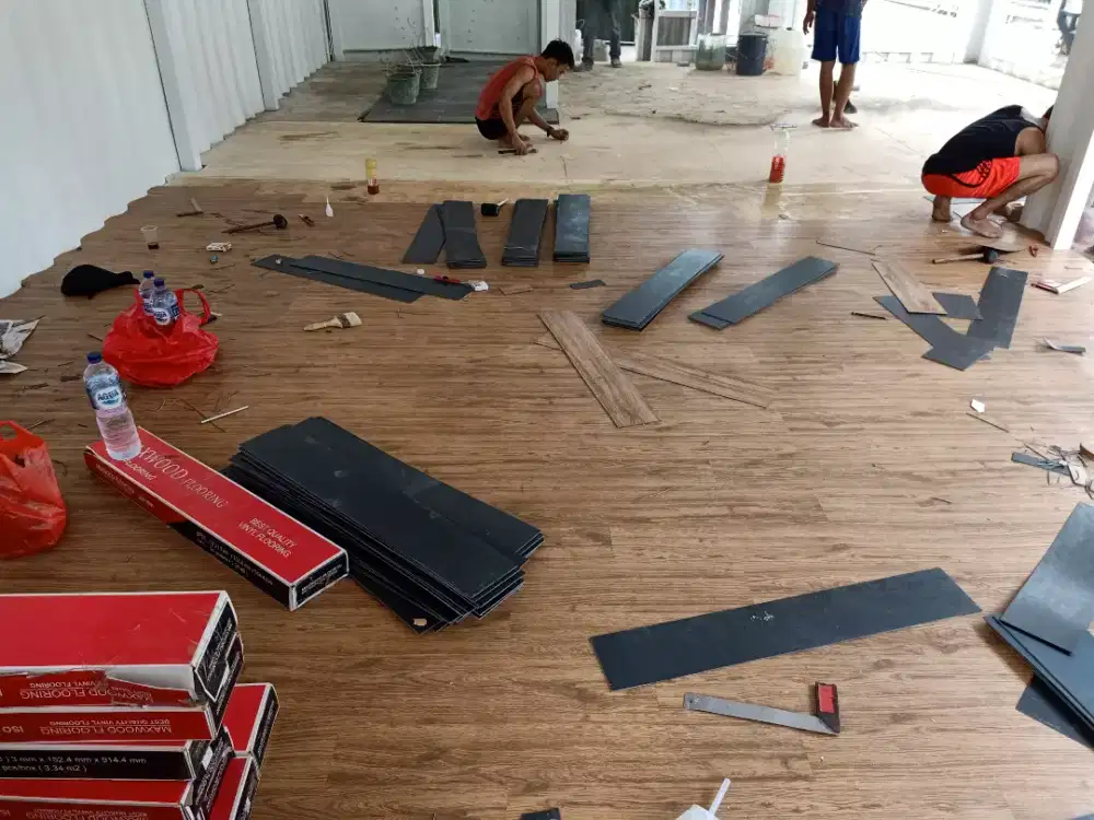Vinyl plank dan parket terpasang