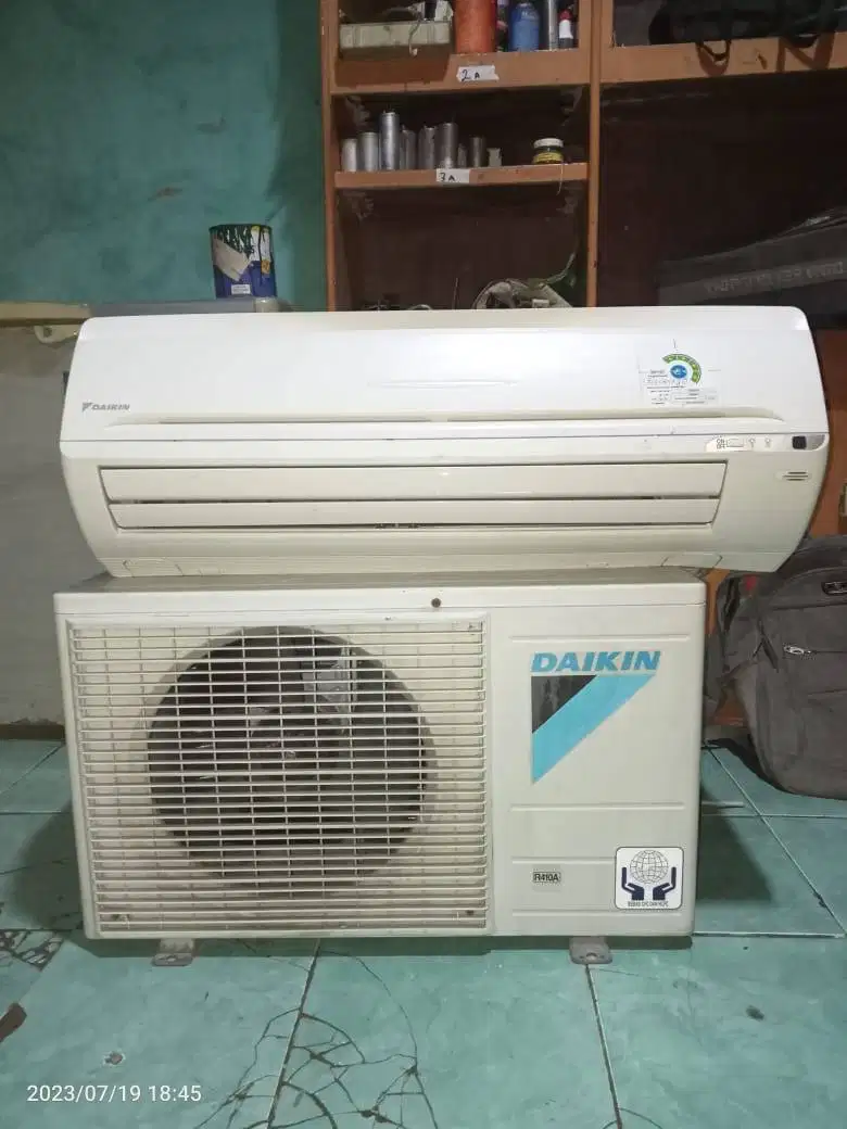 AC DAIKIN 1,5 PK SECOND BERGARANSI | MASIH GRESSS