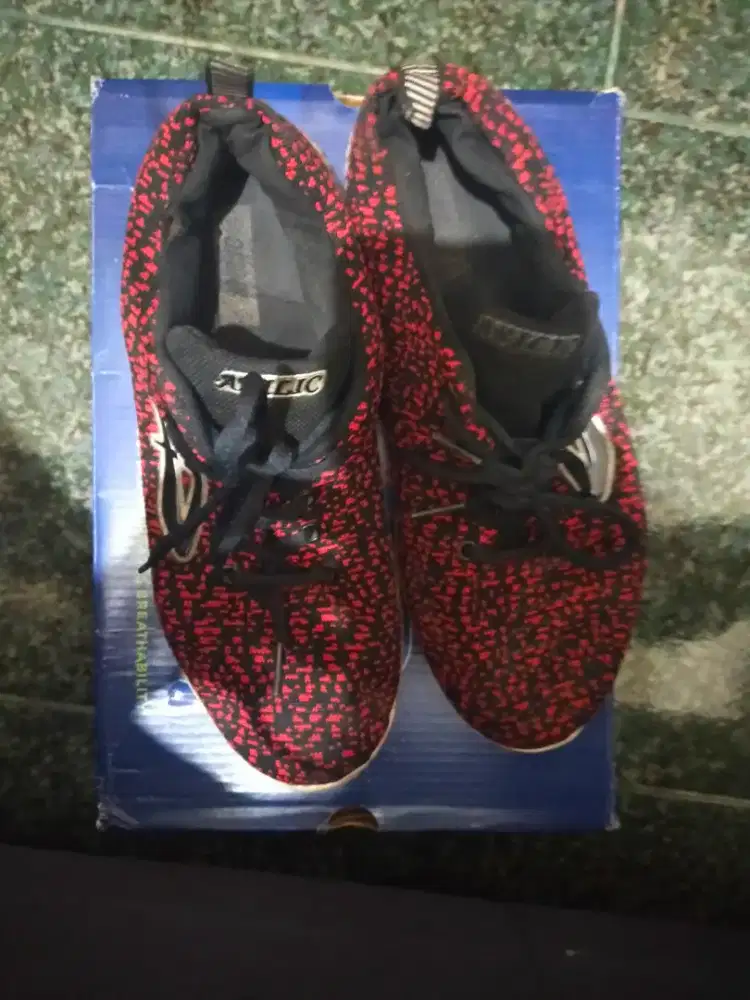 Sepatu olahraga merah putih akilic