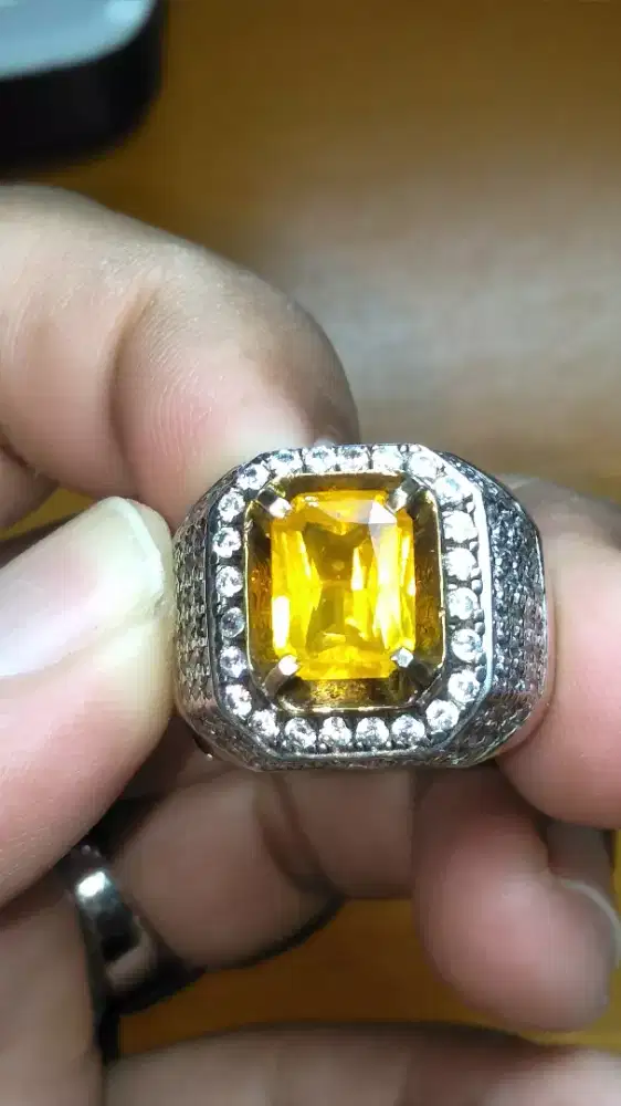 Vivid Yellow Sapphire Safir Srilanka 4.20 ct Sparkling Luster