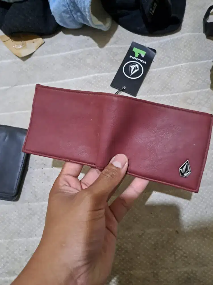 Dompet original volcom leather merah jual murah Bu banget hari ini