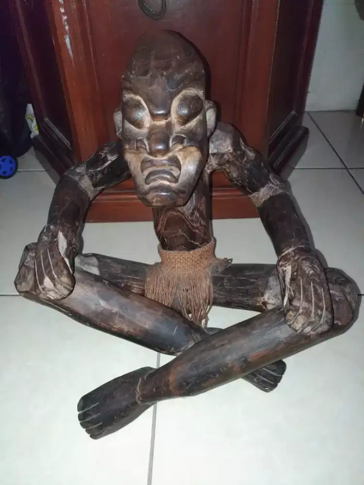 Patung antik vintage ukir asli Papua