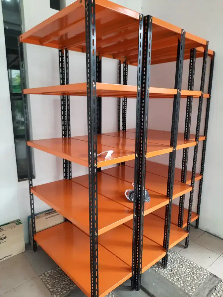 Rak besi perlengkapan gudang