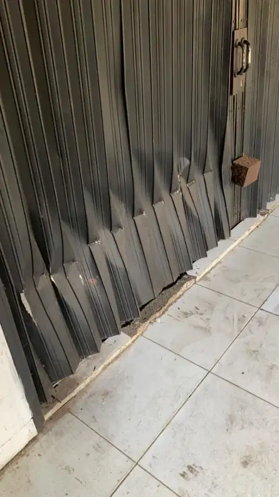 Pintu folding gate rusak