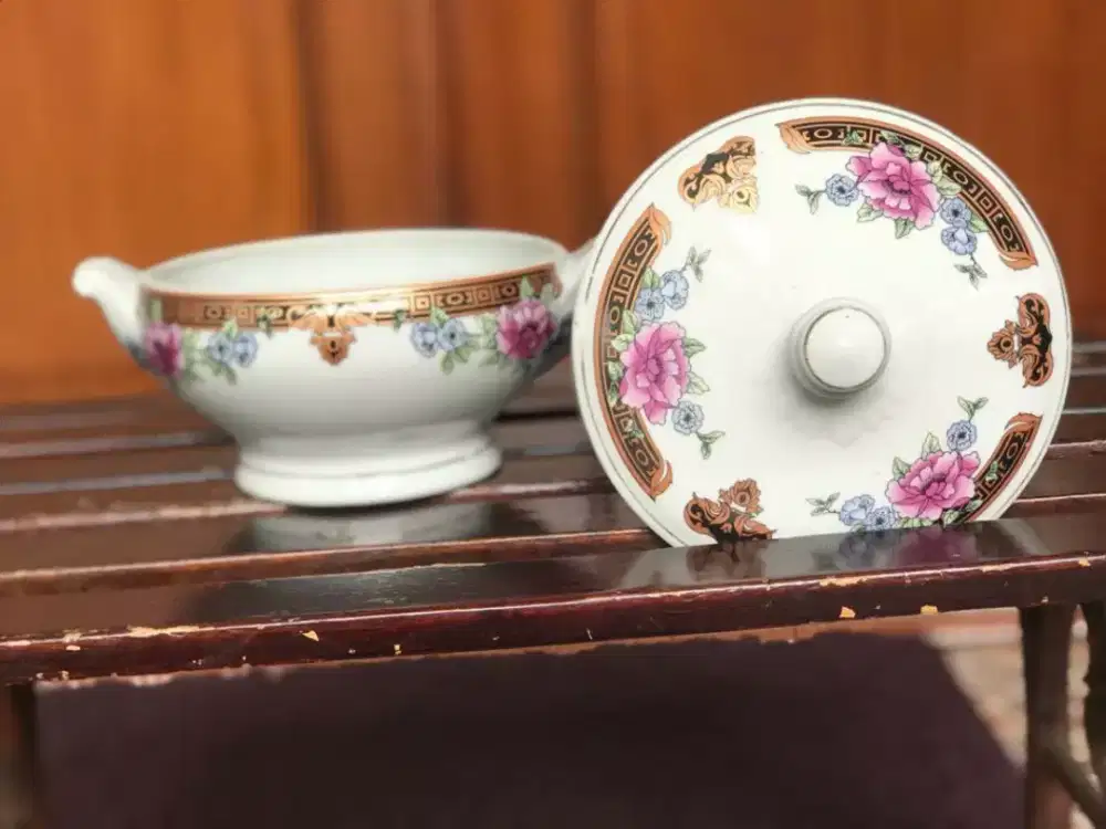 Mangkuk keramik motif kembang