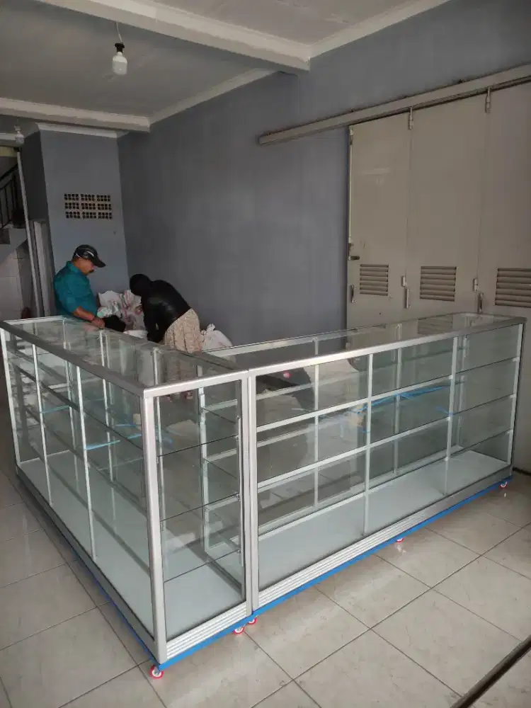 Reasdystock siap antar etalase kaca 2  meter