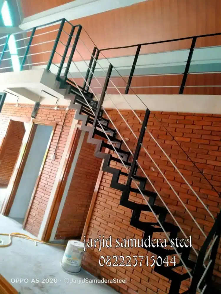 Tangga rebah besi minimalis